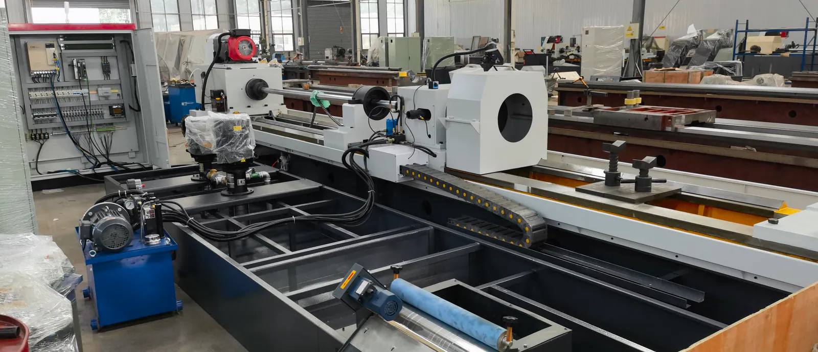 Coolant, hydraulic and cable routing during assembly of a Guanghe deep-hole machine